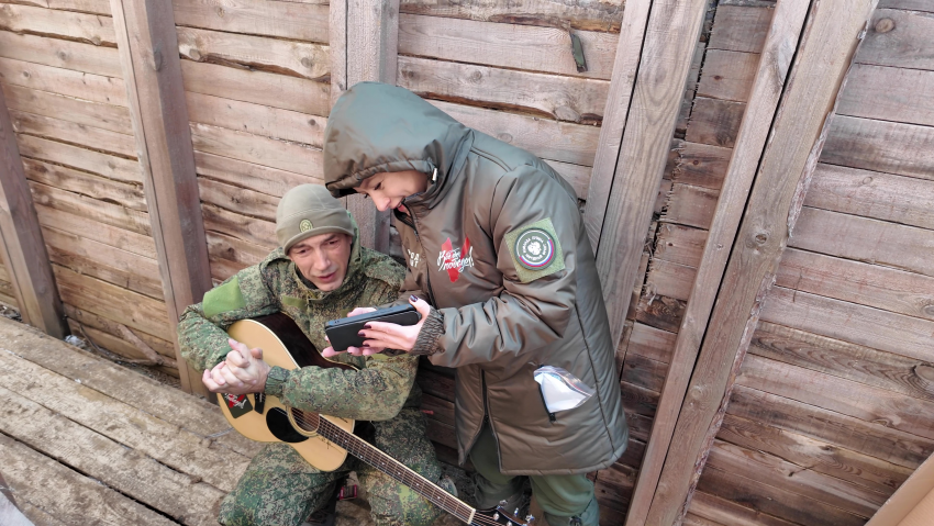 Известный актёр Игорь Петренко передал гитару херсонскому штурмовику