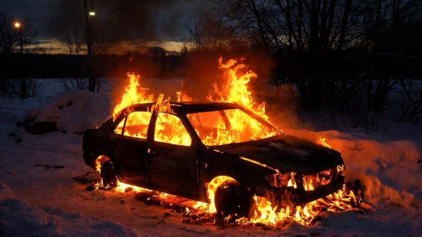 В Херсоне боевики ВСУ сожгли легковой автомобиль