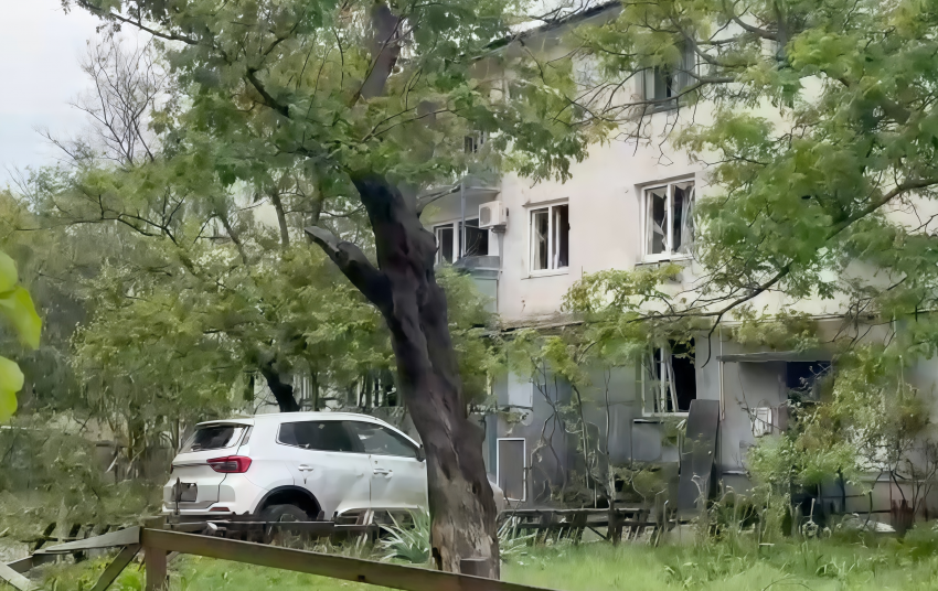 Жителей повреждённых домов в Геническе после атаки ВСУ разместят в ПВР на Арабатке