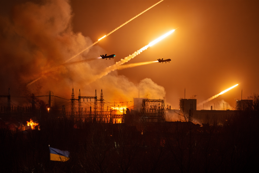 Огненный столб искр сняли над Украиной после массированного ракетного удара