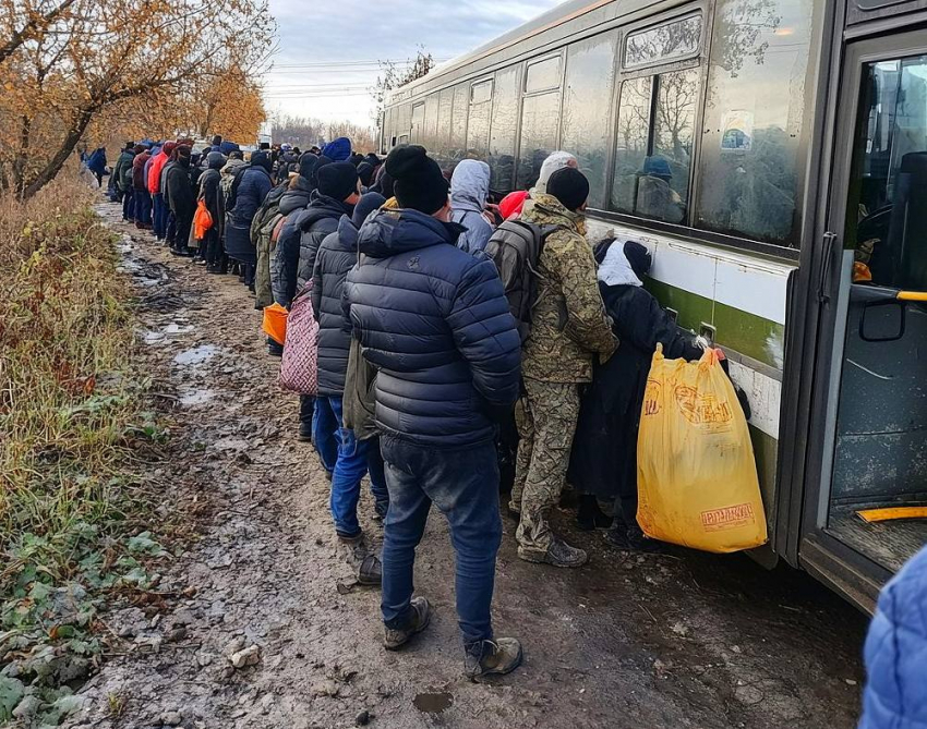 Судебные приставы выдворили 63 нелегальных мигранта из Херсонской области