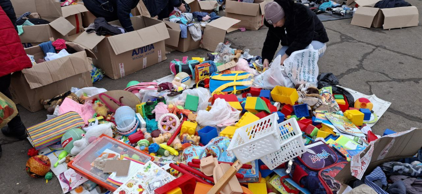 Гуманитарку для детей в Херсонской области вывалили на асфальт как хлам