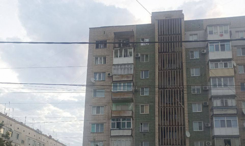 ВСУ рано утром взорвали верхние этажи многоэтажки в Каховке