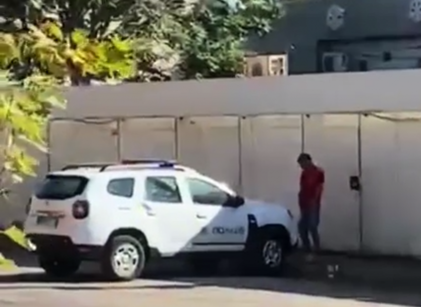 Херсонцы заметили пьяного мужчину, описавшего машину полиции средь бела дня