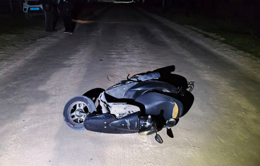 В Геническом округе скутеристка сбила пешехода и упала со скутера