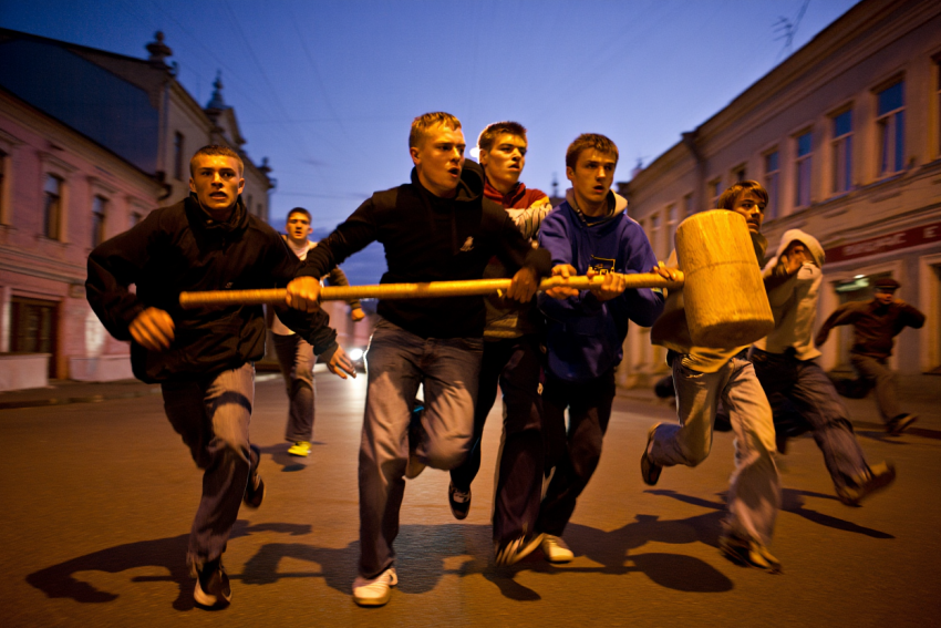 В Херсоне засняли, как банда с огромной кувалдой жёстко разгонала наркозакладчиков