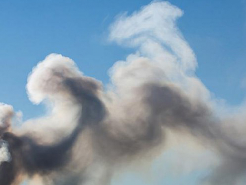 В Каховке после обстрела ВСУ сгорели здания