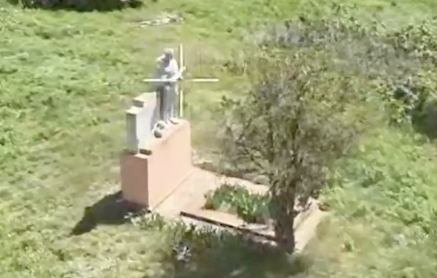 Бойцы дроном доставили цветы к Могиле Неизвестного солдата под Херсоном