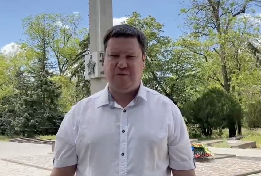 Глава округа в Херсонской области извинился за скандальное видео у мемориала Победы