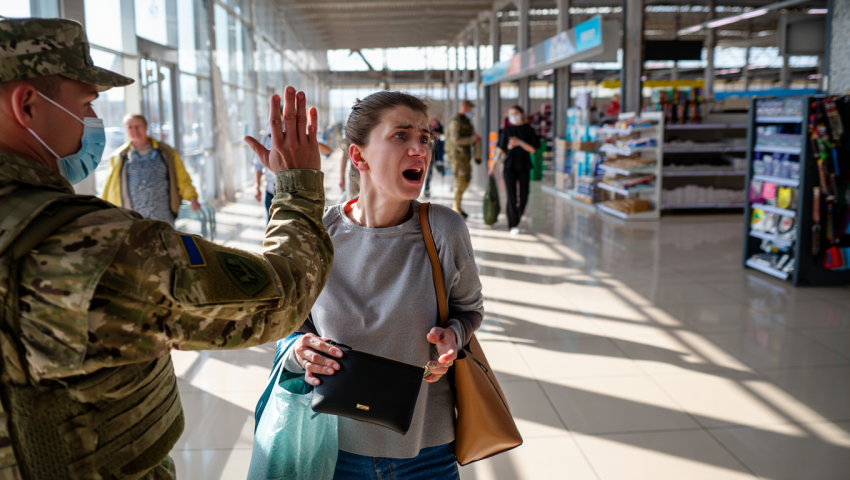 В Херсоне девушку избили в магазине за русский язык