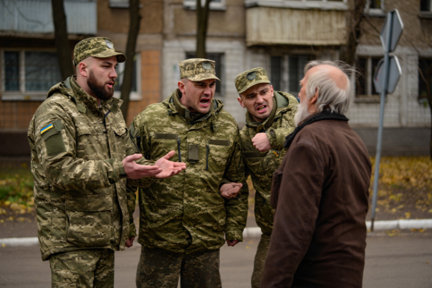 В Херсоне пьяные бойцы ВСУ избили пенсионера за замечание