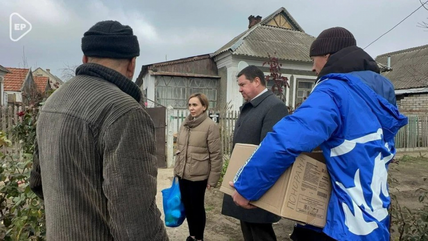 Пяти многодетным семьям в Новокаховском округе передали гуманитарную помощь