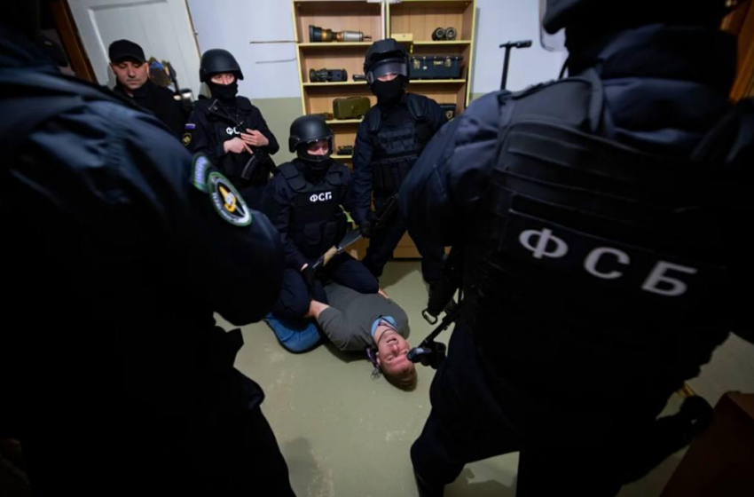 Появилось видео, как УФСБ поймала херсонца, планировавшего взорвать мобильную вышку