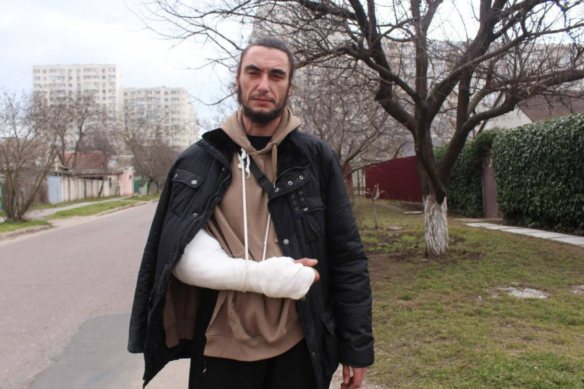 Ветерану ВСУ с Херсонского фронта в Одессе ТЦК сломали руку и вышвырнули на дорогу