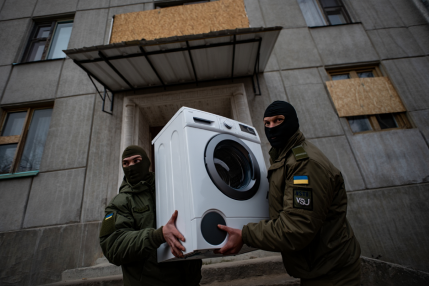 Мародёры попали на видео при взломе дома в Херсонской области