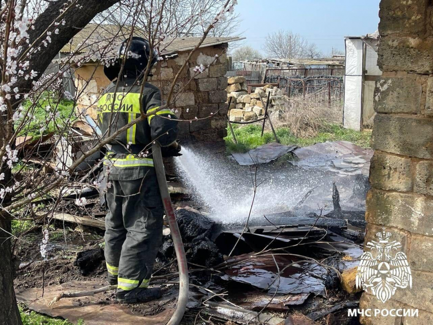 Пожар произошёл на территории частного дома в Генической Горке