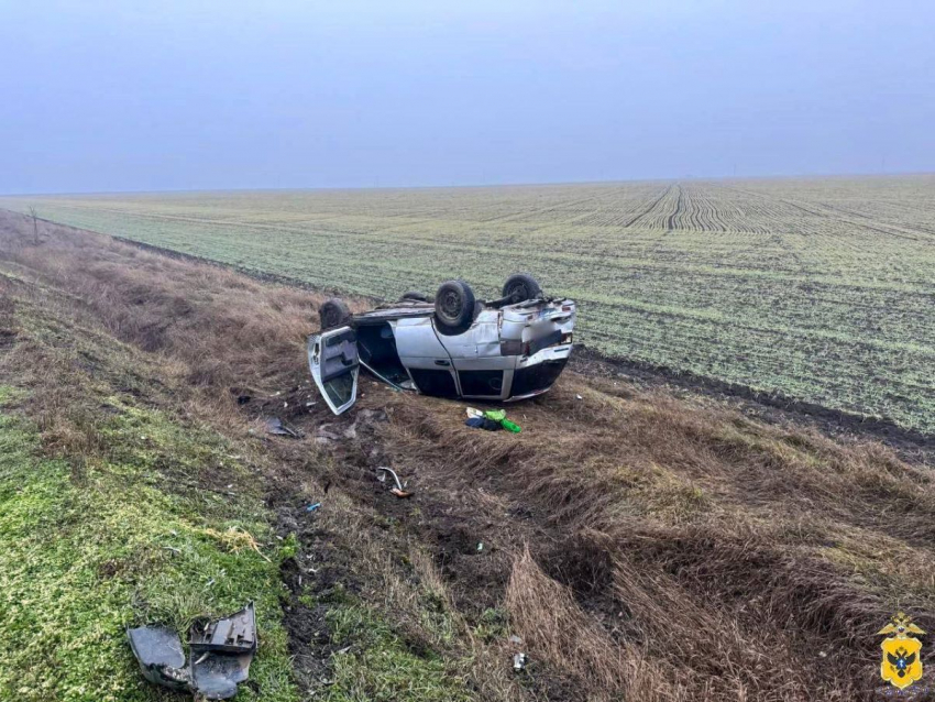 В Новотроицком округе авто вылетело в кювет и перевернулось, два человека пострадали