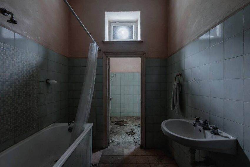 Нашли в ванной: 9-летняя девочка загадочно покончила с собой при родителях