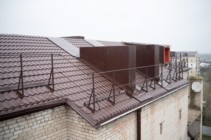 В Херсонской области показали, как выглядят отремонтированные крыши 39 многоэтажек