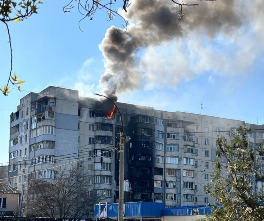Боевики ВСУ атаковали многоэтажку в Алешках и оптовый склад в Новой Каховке