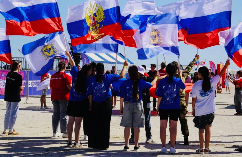 «Тысячи улыбок на одном пляже»: как дети, родители и учителя отметили День молодежи в Геническе