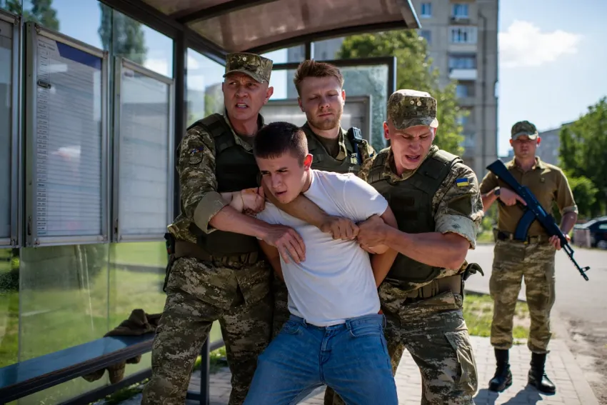 «Подпиши или сдохни»: военкомы схватили 19-летнего херсонца на остановке и пытали в подвале