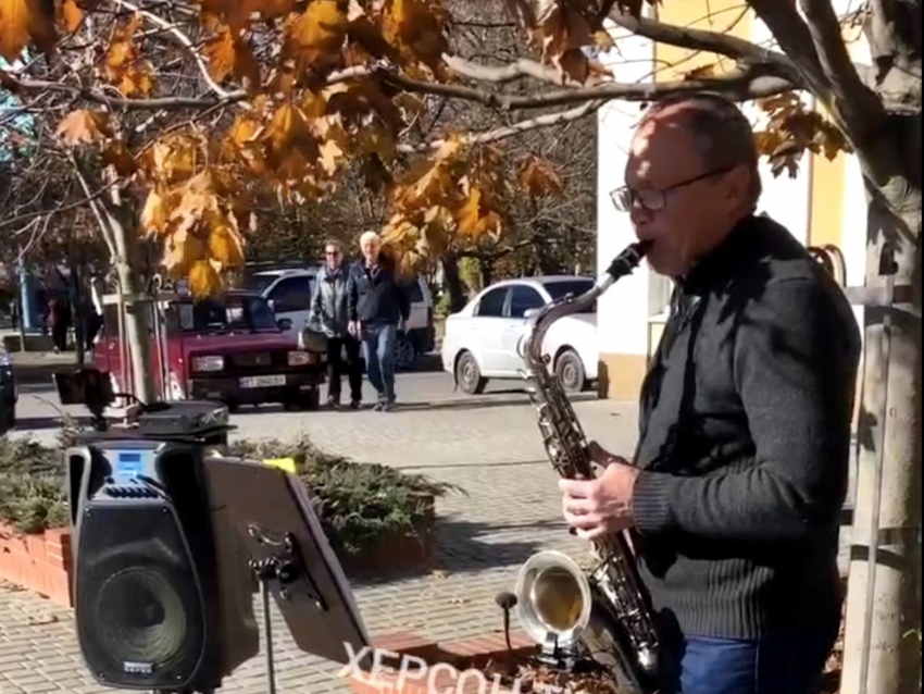 Саксофониста, играющего на опустевшей площади Херсона, сняли на видео прохожие