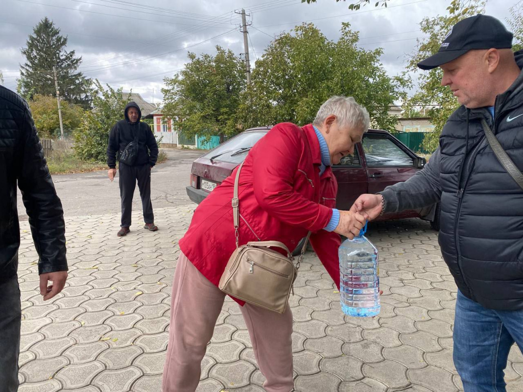 раздача воды в Таврийске